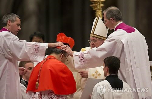 2014년 추기경 서임식에서 프란치스코 교황에게 비레타 수여받는 염수정 추기경[AP=연합뉴스 자료사진]